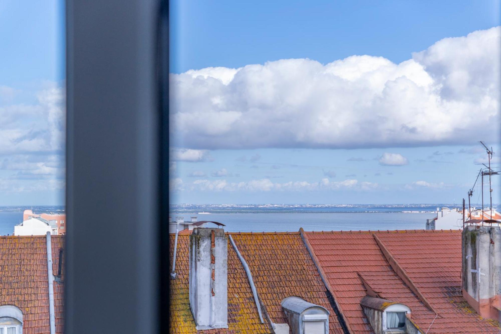 Superb Apartments Overlooking Graca In Lisboa Habitación foto
